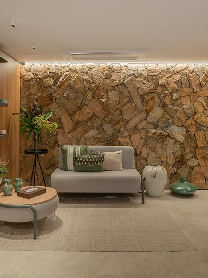 Ambiente com piso e revestimento em pedra instalado pela JS Acabamentos